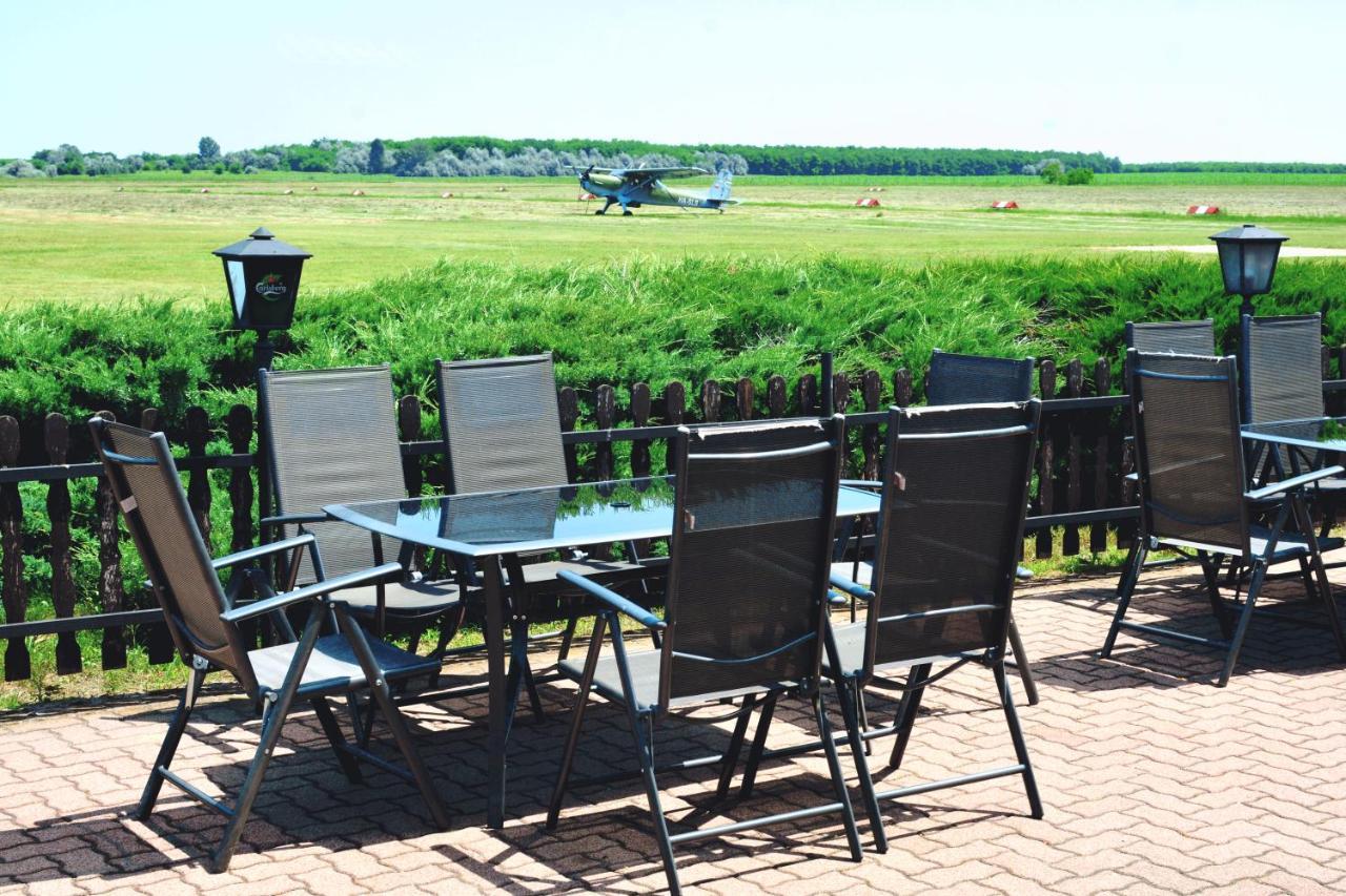 Bed and Breakfast Matko Airport Es Elmenykoezpont Экстерьер фото